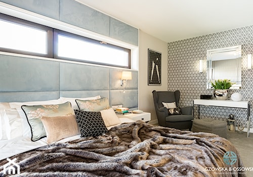Sypialnia marzeń - Średnia biała niebieska z panelami tapicerowanymi sypialnia, styl glamour - zdjęcie od Ossowska Architektura Wnętrz