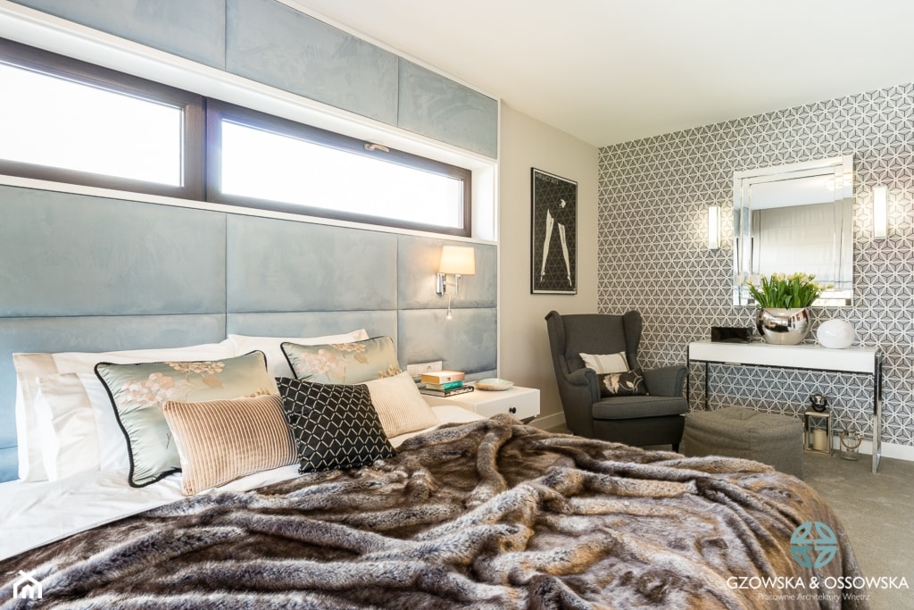 Sypialnia marzeń - Średnia biała niebieska z panelami tapicerowanymi sypialnia, styl glamour - zdjęcie od Ossowska Architektura Wnętrz - Homebook