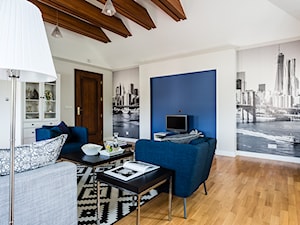 Apartament na poddaszu - Średni biały niebieski salon, styl skandynawski - zdjęcie od Ossowska Architektura Wnętrz
