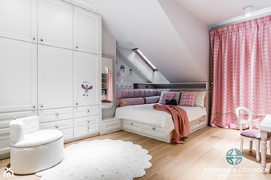 Pokój dla małej księżniczki - Średni biały pokój dziecka dla nastolatka dla dziewczynki, styl tradycyjny - zdjęcie od Ossowska Architektura Wnętrz