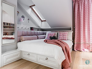 Pokój dla małej księżniczki - Średni biały pokój dziecka dla nastolatka dla dziewczynki, styl tradycyjny - zdjęcie od Ossowska Architektura Wnętrz