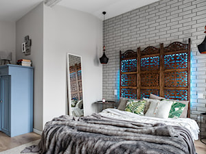 Dom pełen sztuki - mieszkanie w kamienicy z 1905 - Średnia biała szara sypialnia, styl nowoczesny - zdjęcie od Ossowska Architektura Wnętrz