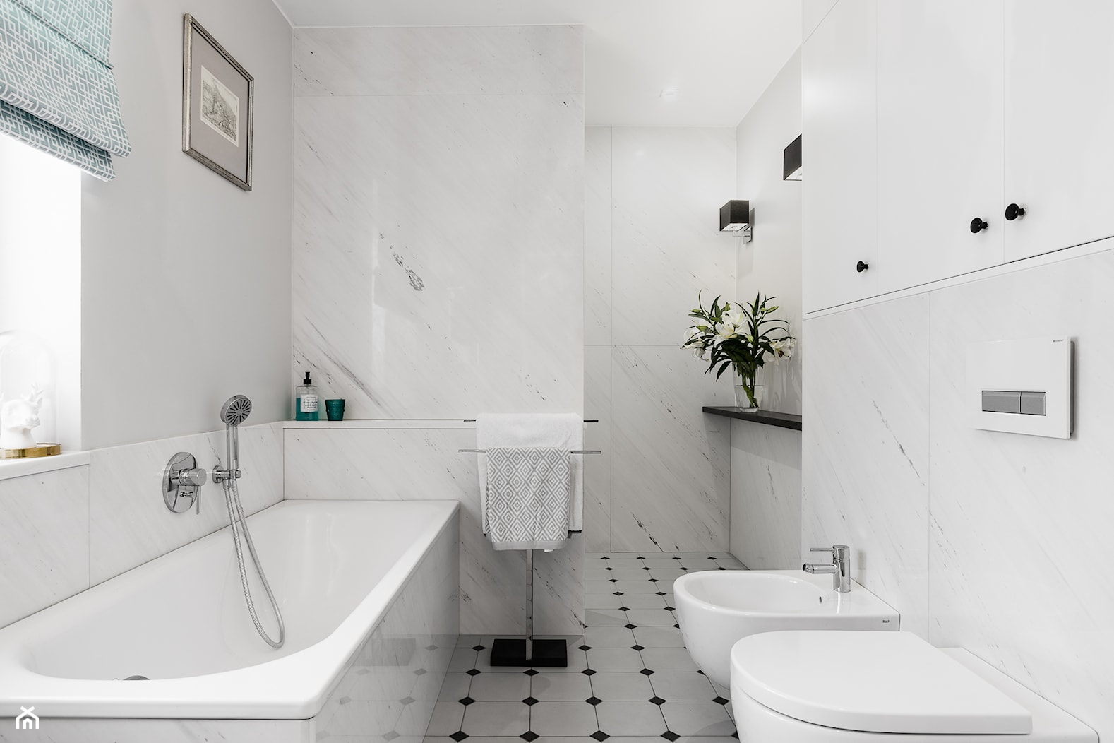 Niezobowiązująca elegancja - strefa dzienna domu jednorodzinnego - Mała na poddaszu łazienka z oknem, styl tradycyjny - zdjęcie od Ossowska Architektura Wnętrz - Homebook