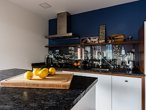 Apartament na poddaszu - Mała otwarta z kamiennym blatem czarna niebieska z zabudowaną lodówką z podblatowym zlewozmywakiem kuchnia jednorzędowa z wyspą lub półwyspem, styl nowoczesny - zdjęcie od Ossowska Architektura Wnętrz