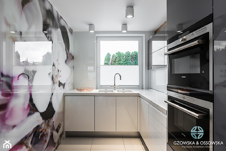 Nowoczesna rezydencja - Mała średnia zamknięta z zabudowaną lodówką kuchnia w kształcie litery l z oknem, styl nowoczesny - zdjęcie od Ossowska Architektura Wnętrz