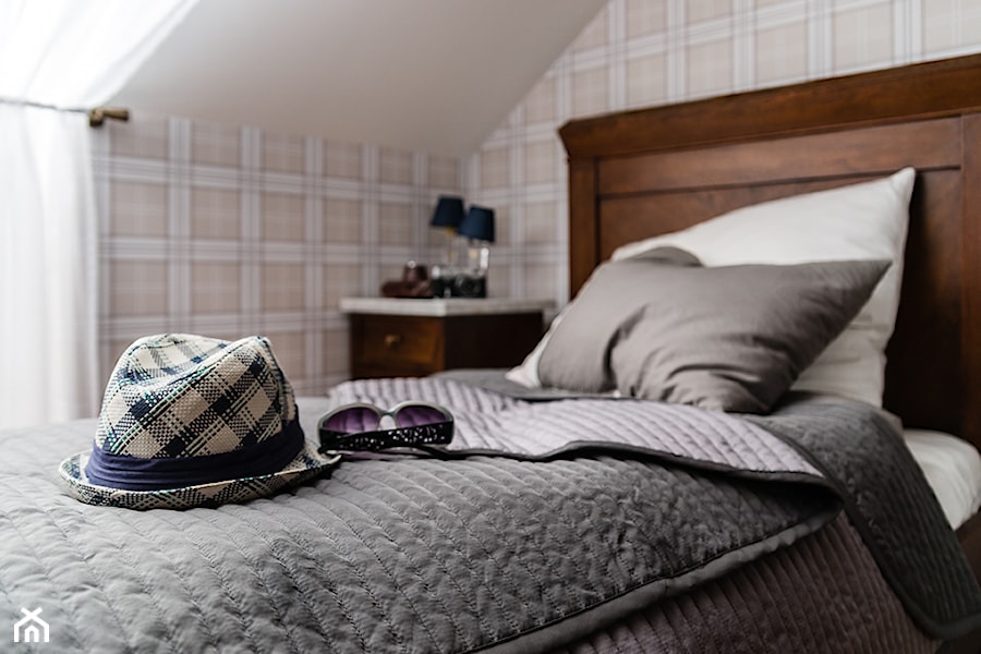 Apartament na poddaszu - Mała biała szara sypialnia na poddaszu, styl nowoczesny - zdjęcie od Ossowska Architektura Wnętrz