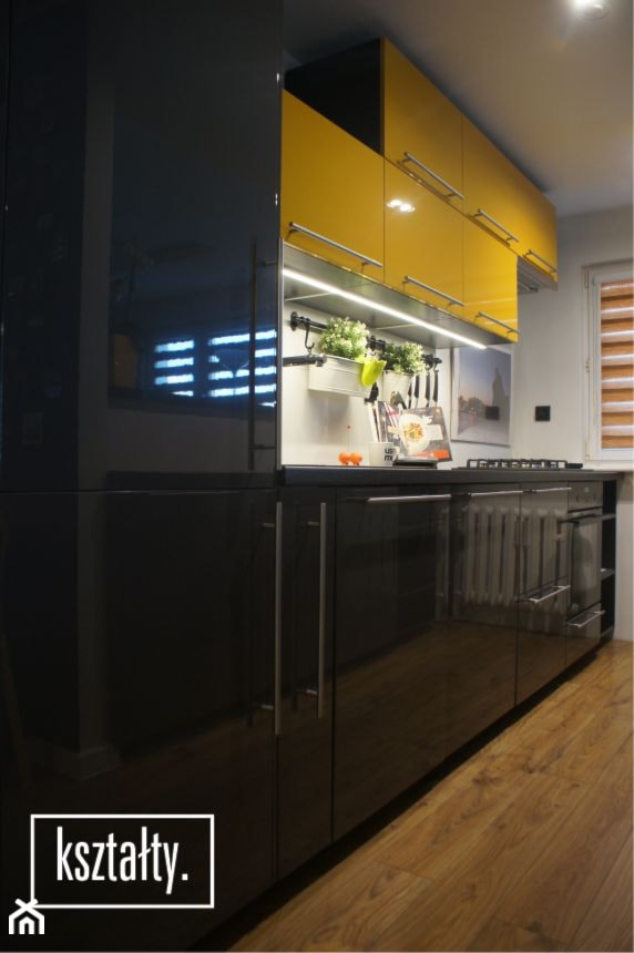 żółto-czarna kuchnia na Oświecenia - Średnia zamknięta z kamiennym blatem beżowa z zabudowaną lodówką kuchnia jednorzędowa z oknem, styl nowoczesny - zdjęcie od KSZTAŁTY - Homebook