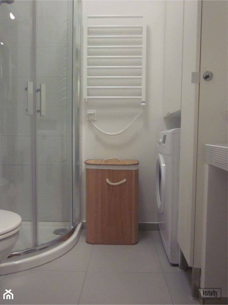 Łazienka z pepitką w Nowej Hucie - Mała bez okna z pralką / suszarką łazienka, styl vintage - zdjęcie od KSZTAŁTY - Homebook