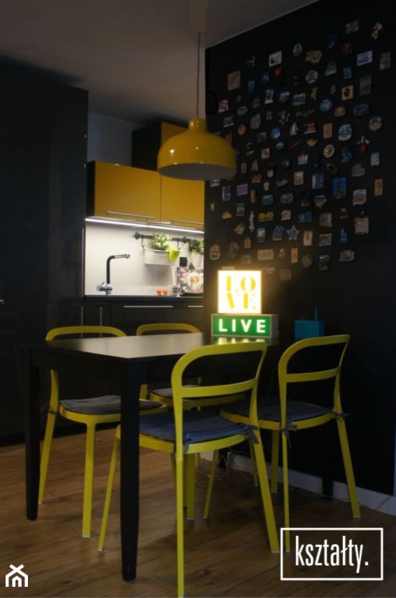 żółto-czarna kuchnia na Oświecenia - Mała otwarta z kamiennym blatem szara z zabudowaną lodówką kuchnia jednorzędowa - zdjęcie od KSZTAŁTY