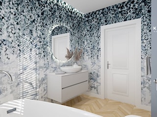 łazienka z niebieską tapetą