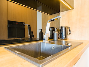 Mieszkanie 60 m2 Osiedle Parkowa - Mała zamknięta biała z zabudowaną lodówką z nablatowym zlewozmywakiem kuchnia jednorzędowa, styl nowoczesny - zdjęcie od Pracownia_A