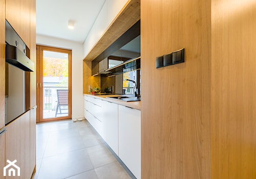 Mieszkanie 60 m2 Osiedle Parkowa - Duża otwarta biała z zabudowaną lodówką z nablatowym zlewozmywakiem kuchnia dwurzędowa z oknem, styl nowoczesny - zdjęcie od Pracownia_A