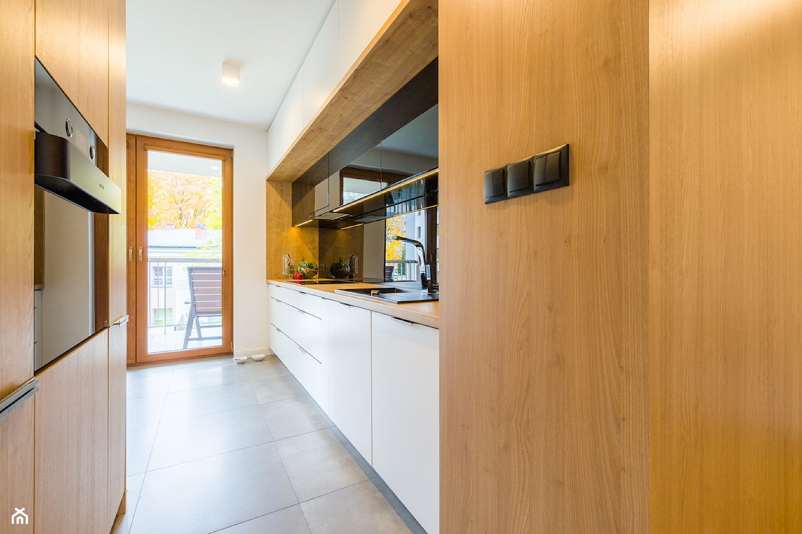 Mieszkanie 60 m2 Osiedle Parkowa - Duża otwarta biała z zabudowaną lodówką z nablatowym zlewozmywakiem kuchnia dwurzędowa z oknem, styl nowoczesny - zdjęcie od Pracownia_A - Homebook
