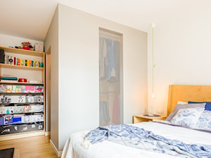 Mieszkanie 60 m2 Osiedle Parkowa - Mała beżowa sypialnia z garderobą, styl nowoczesny - zdjęcie od Pracownia_A