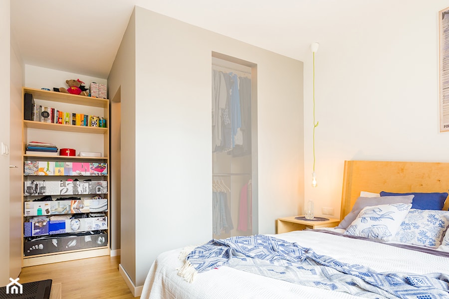 Mieszkanie 60 m2 Osiedle Parkowa - Mała beżowa sypialnia z garderobą, styl nowoczesny - zdjęcie od Pracownia_A