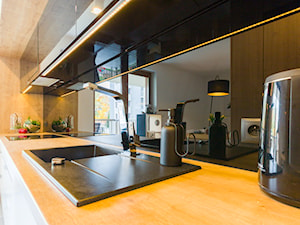 Mieszkanie 60 m2 Osiedle Parkowa - Średnia zamknięta biała z zabudowaną lodówką z lodówką wolnostojącą z nablatowym zlewozmywakiem kuchnia jednorzędowa z oknem, styl nowoczesny - zdjęcie od Pracownia_A