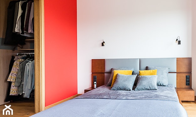 ściana w kolorze czerwonym w sypialni