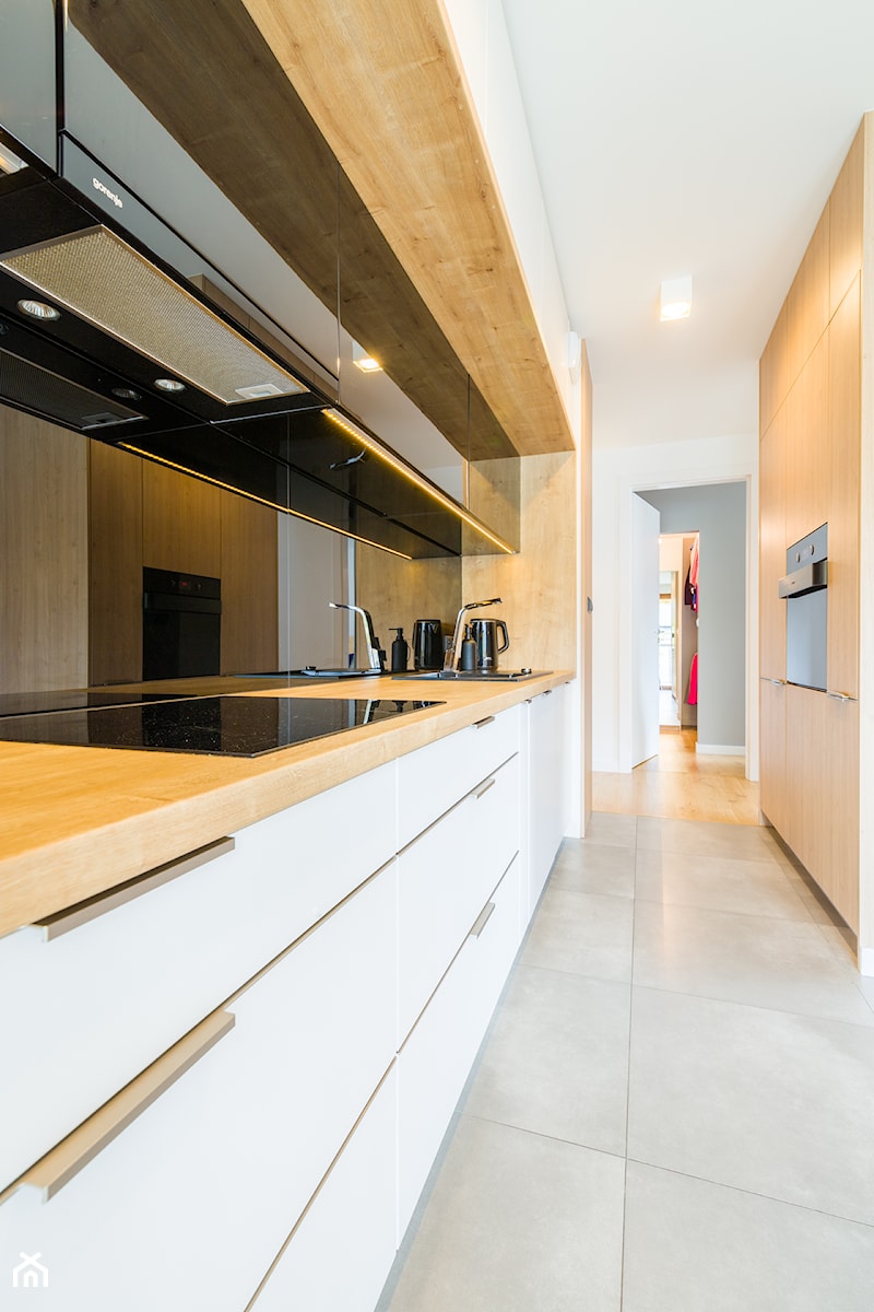 Mieszkanie 60 m2 Osiedle Parkowa - Duża otwarta biała z zabudowaną lodówką z nablatowym zlewozmywakiem kuchnia dwurzędowa, styl nowoczesny - zdjęcie od Pracownia_A
