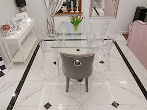 Wnętrze Modern Glamour - Mały biały salon z jadalnią, styl glamour - zdjęcie od Atelier Architektury