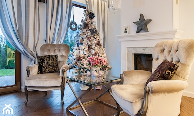 bożonarodzeniowa dekoracja salonu w stylu glamour