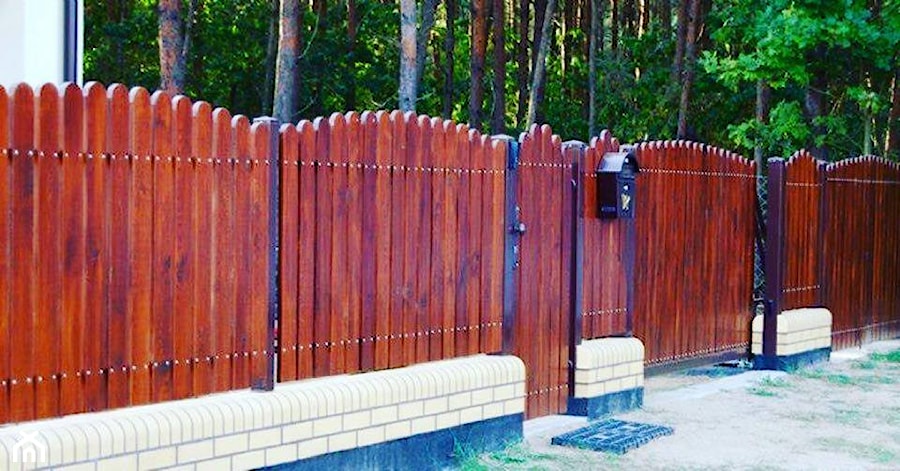 Klasyczne ogrodzenie drewniane - sztachety i klinkier - zdjęcie od ARTGAN