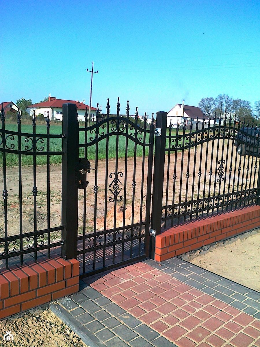 Klasyczne ogrodzenie ze stali czarnej - Ogród, styl tradycyjny - zdjęcie od ARTGAN