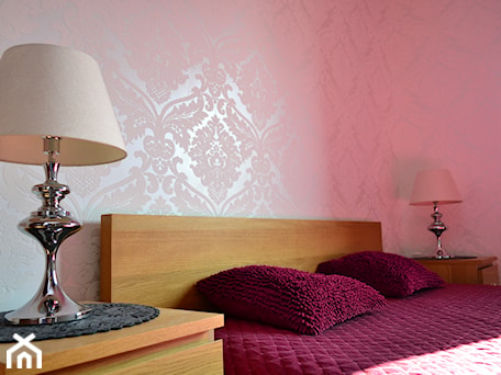 Aranżacje wnętrz - Sypialnia: Burgundy - Biała różowa sypialnia, styl glamour - rstrzalk. Przeglądaj, dodawaj i zapisuj najlepsze zdjęcia, pomysły i inspiracje designerskie. W bazie mamy już prawie milion fotografii!