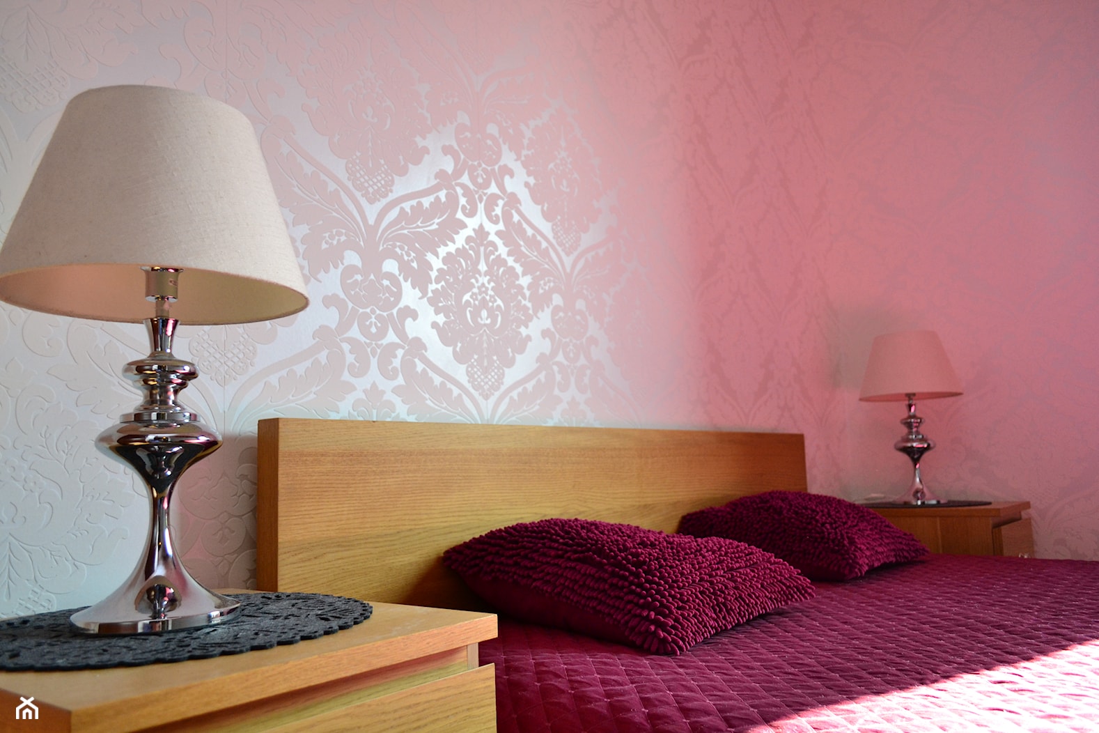 Burgundy - Biała różowa sypialnia, styl glamour - zdjęcie od rstrzalk - Homebook