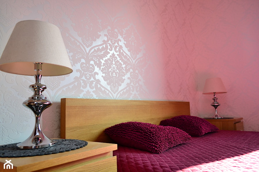 Burgundy - Biała różowa sypialnia, styl glamour - zdjęcie od rstrzalk