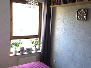 Burgundy - Mała biała szara sypialnia, styl glamour - zdjęcie od rstrzalk