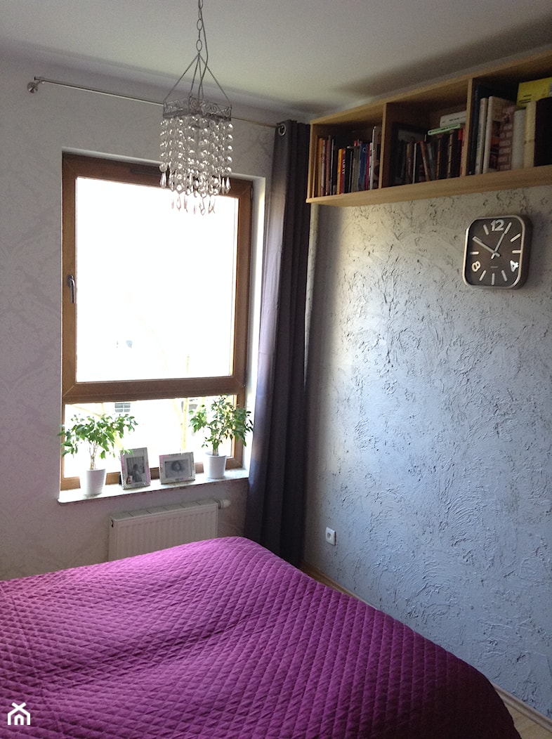 Burgundy - Mała biała szara sypialnia, styl glamour - zdjęcie od rstrzalk - Homebook
