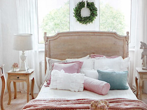 Dom w stylu prowansalskim - Mała biała sypialnia na poddaszu, styl prowansalski - zdjęcie od bpstyl