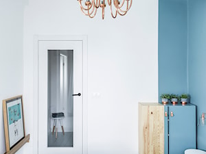 Mieszkanie na Starej Ochocie - Mała biała niebieska sypialnia, styl nowoczesny - zdjęcie od Borysewicz i Munzar