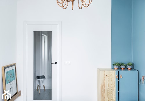 Mieszkanie na Starej Ochocie - Mała biała niebieska sypialnia, styl nowoczesny - zdjęcie od Borysewicz i Munzar
