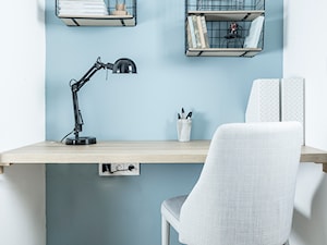 Mieszkanie na Starej Ochocie - Małe z zabudowanym biurkiem białe niebieskie biuro, styl nowoczesny - zdjęcie od Borysewicz i Munzar