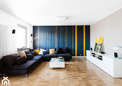 Mieszkanie w wielkiej płycie - Duży beżowy biały niebieski salon - zdjęcie od Borysewicz i Munzar