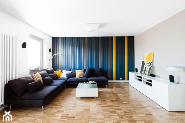 Mieszkanie w wielkiej płycie - Duży beżowy biały niebieski salon - zdjęcie od Borysewicz i Munzar - Homebook