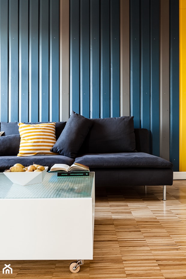 Mieszkanie w wielkiej płycie - Niebieski szary żółty salon - zdjęcie od Borysewicz i Munzar