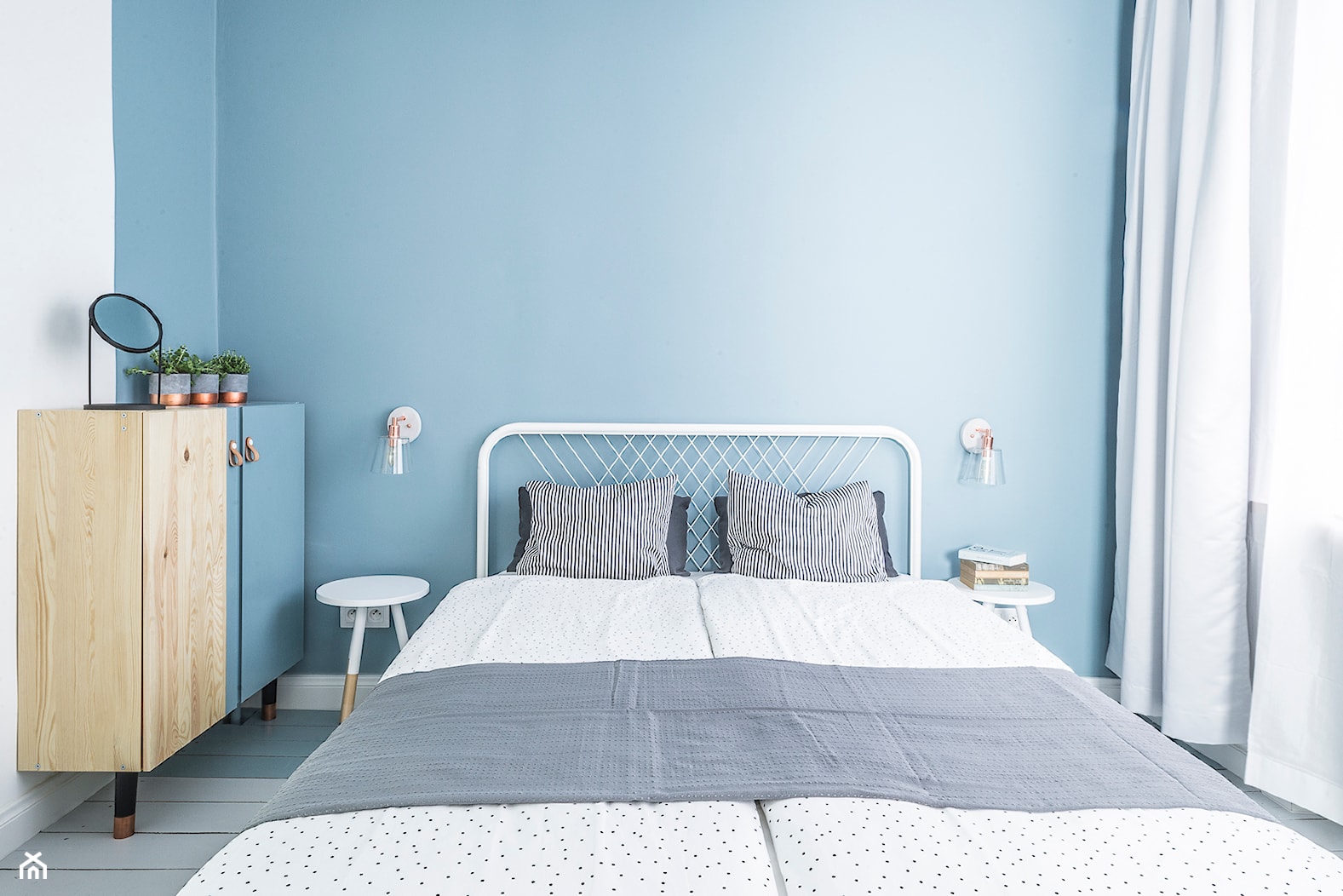Mieszkanie na Starej Ochocie - Mała biała niebieska sypialnia, styl nowoczesny - zdjęcie od Borysewicz i Munzar - Homebook