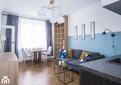 Mieszkanie na Starej Ochocie - Mały biały niebieski salon z kuchnią z jadalnią, styl nowoczesny - zdjęcie od Borysewicz i Munzar