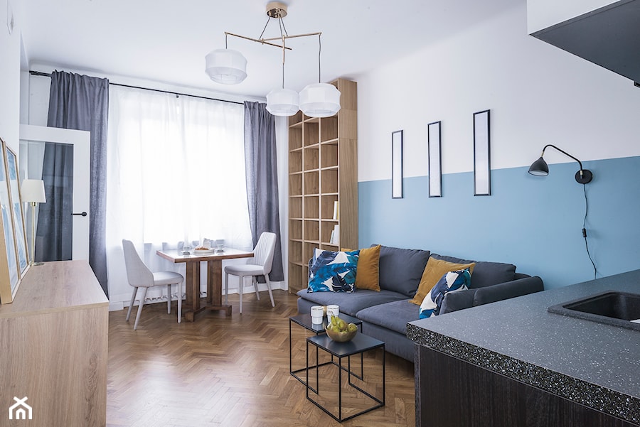 Mieszkanie na Starej Ochocie - Mały biały niebieski salon z kuchnią z jadalnią, styl nowoczesny - zdjęcie od Borysewicz i Munzar