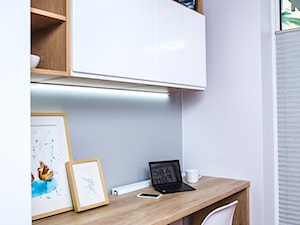 Mieszkanie przeznaczone na wynajem - Małe z zabudowanym biurkiem białe szare biuro - zdjęcie od Martyna Karczewska