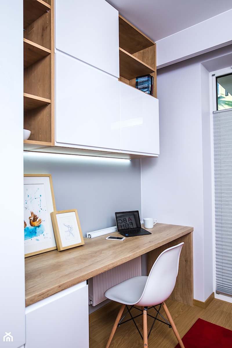 Mieszkanie przeznaczone na wynajem - Małe z zabudowanym biurkiem białe szare biuro - zdjęcie od Martyna Karczewska