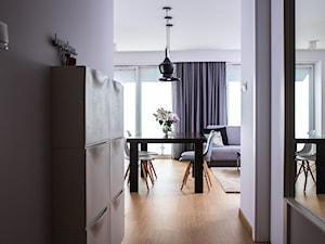 Mieszkanie przeznaczone na wynajem - Mały z wieszakiem biały hol / przedpokój - zdjęcie od Martyna Karczewska