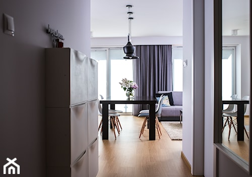 Mieszkanie przeznaczone na wynajem - Mały z wieszakiem biały hol / przedpokój - zdjęcie od Martyna Karczewska