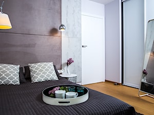 Mieszkanie przeznaczone na wynajem - Średnia biała szara z panelami tapicerowanymi sypialnia - zdjęcie od Martyna Karczewska