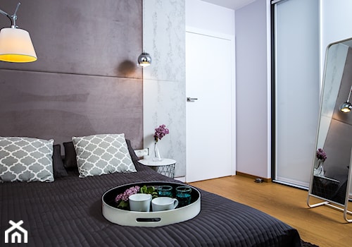 Mieszkanie przeznaczone na wynajem - Średnia biała szara z panelami tapicerowanymi sypialnia - zdjęcie od Martyna Karczewska