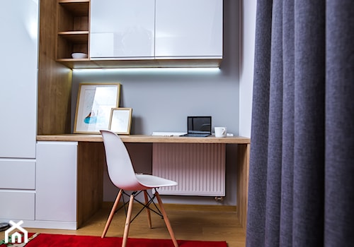 Mieszkanie przeznaczone na wynajem - Małe w osobnym pomieszczeniu z zabudowanym biurkiem szare biuro - zdjęcie od Martyna Karczewska