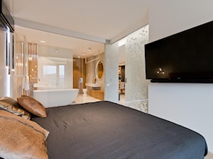 REALIZACJA GDAŃSK - Mała średnia biała sypialnia z łazienką, styl nowoczesny - zdjęcie od Studio Estima Sopot