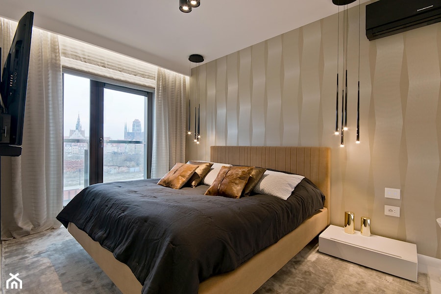 REALIZACJA GDAŃSK - Średnia beżowa sypialnia z balkonem / tarasem, styl nowoczesny - zdjęcie od Studio Estima Sopot